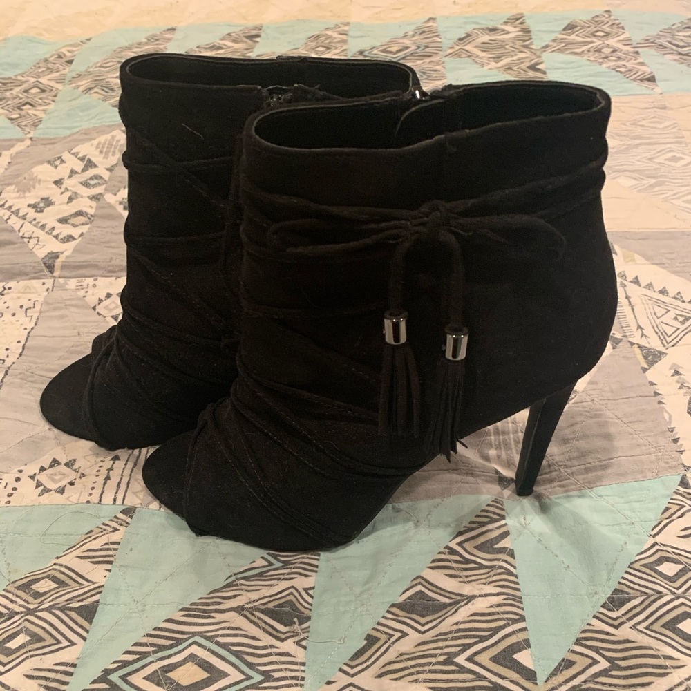Gorgeous black heel with ties